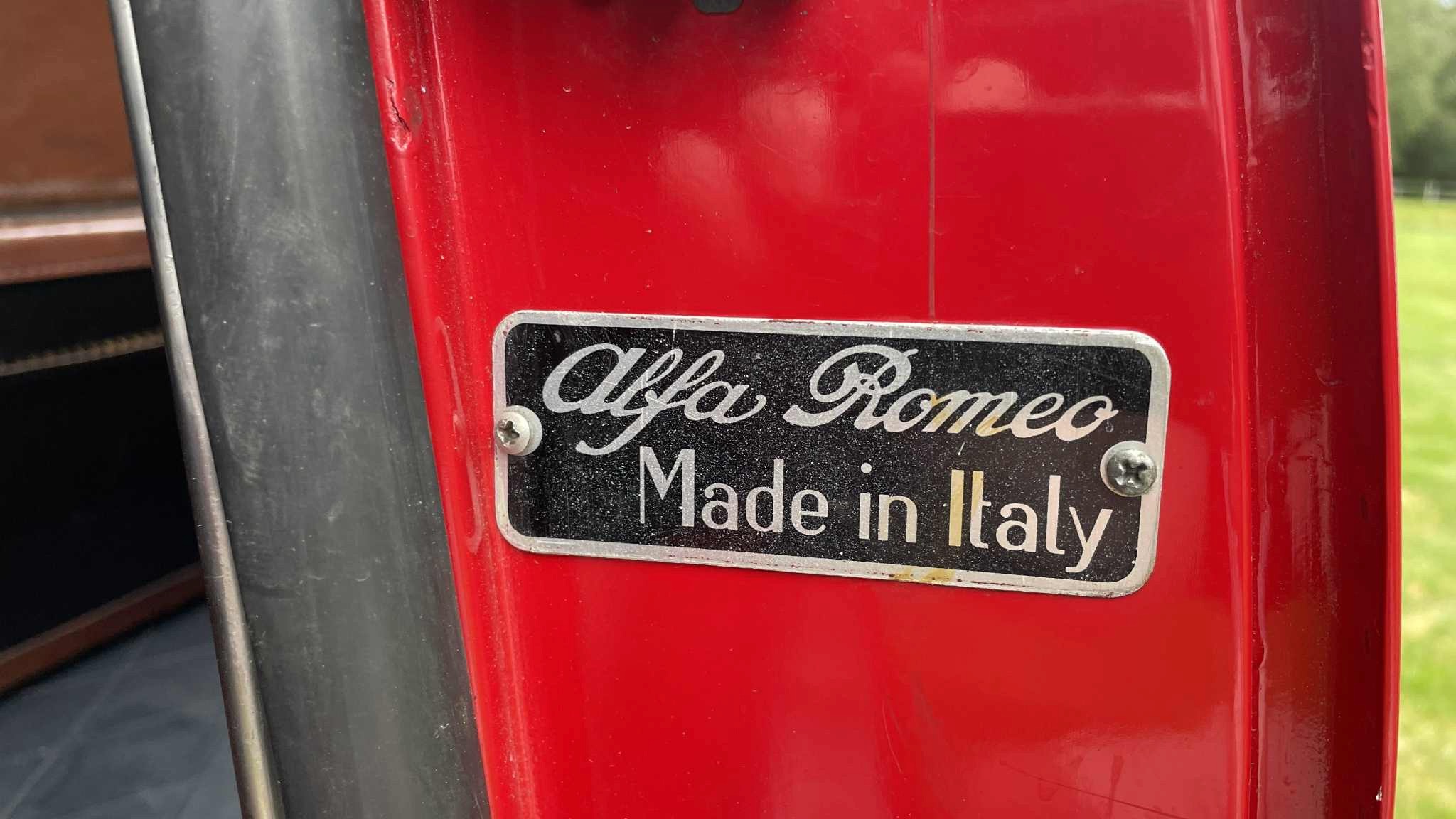 Alfa Giulia skylt